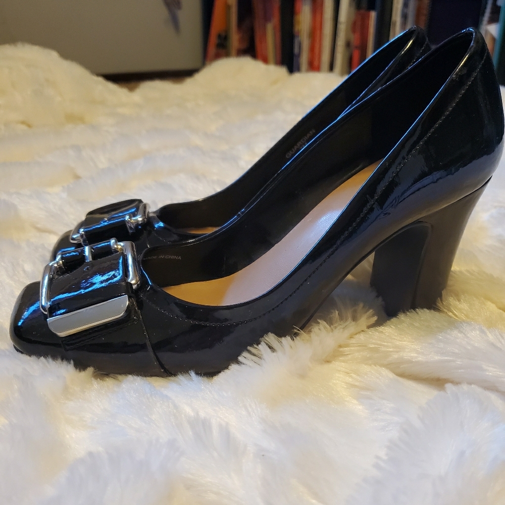 TAHARI black block heels with buckle accent 😍